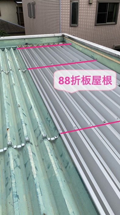 工場の屋根カバー工事で88折板屋根を取り付けている様子