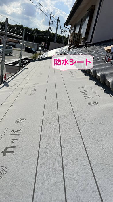 三木市での劣化した銅板屋根のメンテナンス工事で防水シートを貼っている様子