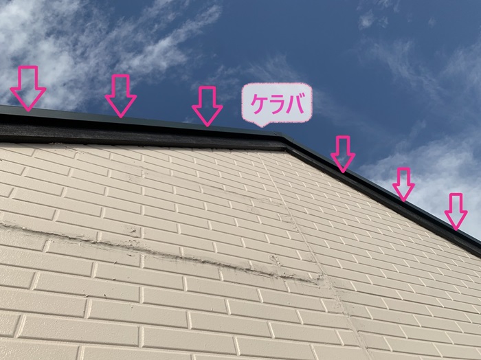 明石市でカバー工事するコロニアル屋根のケラバの様子