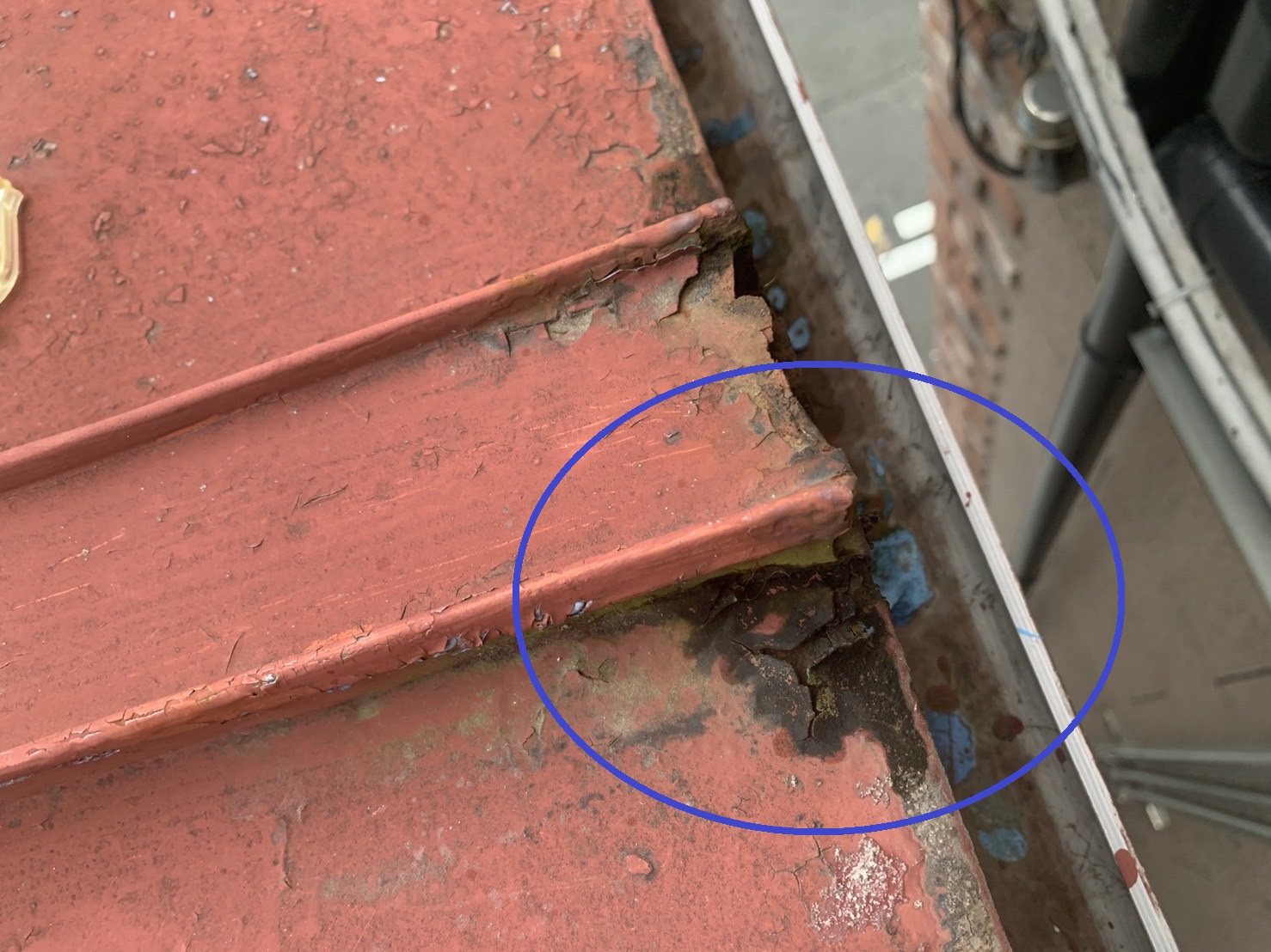 金属屋根の先端が穴空いている様子