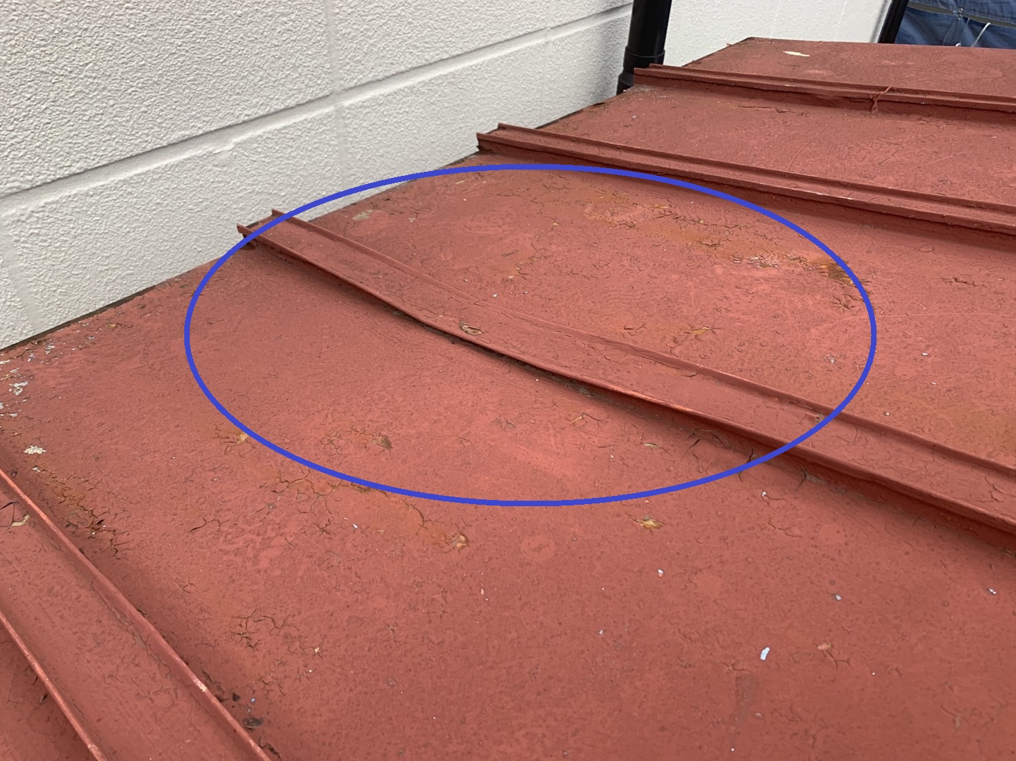 金属屋根の山の部分がへこんでいる様子