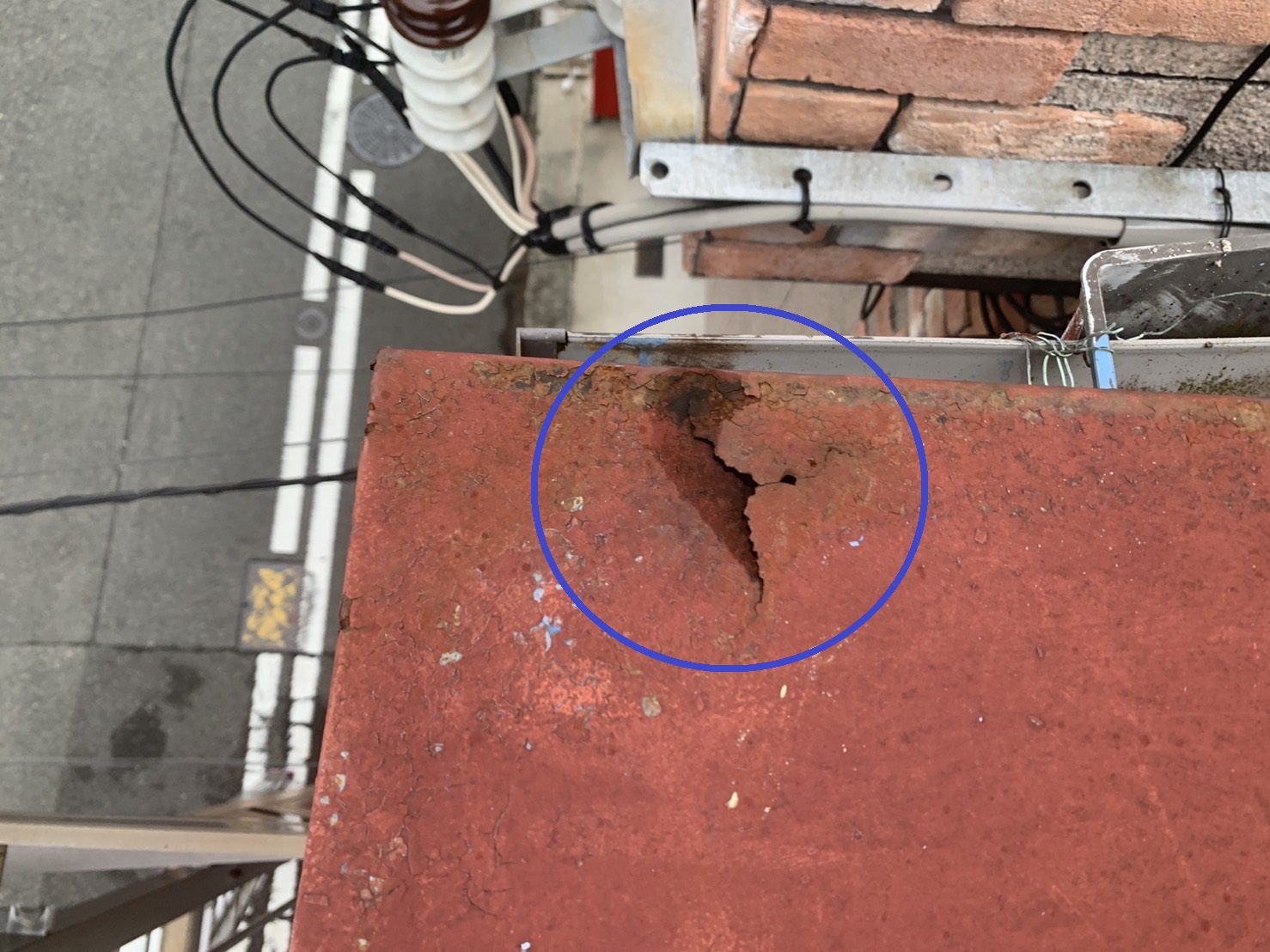 金属屋根に穴が開いている様子