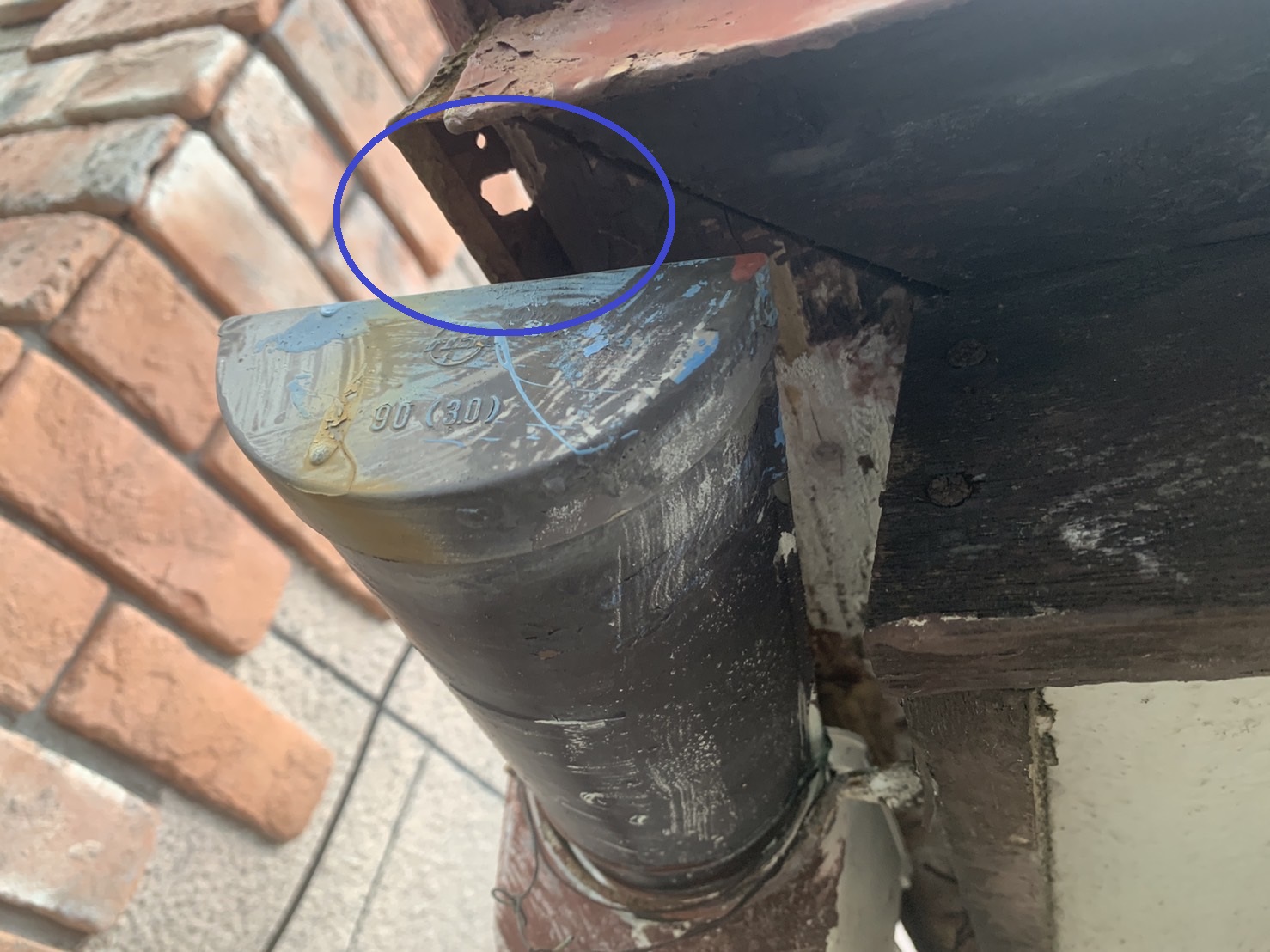 金属屋根に穴が開いている裏側