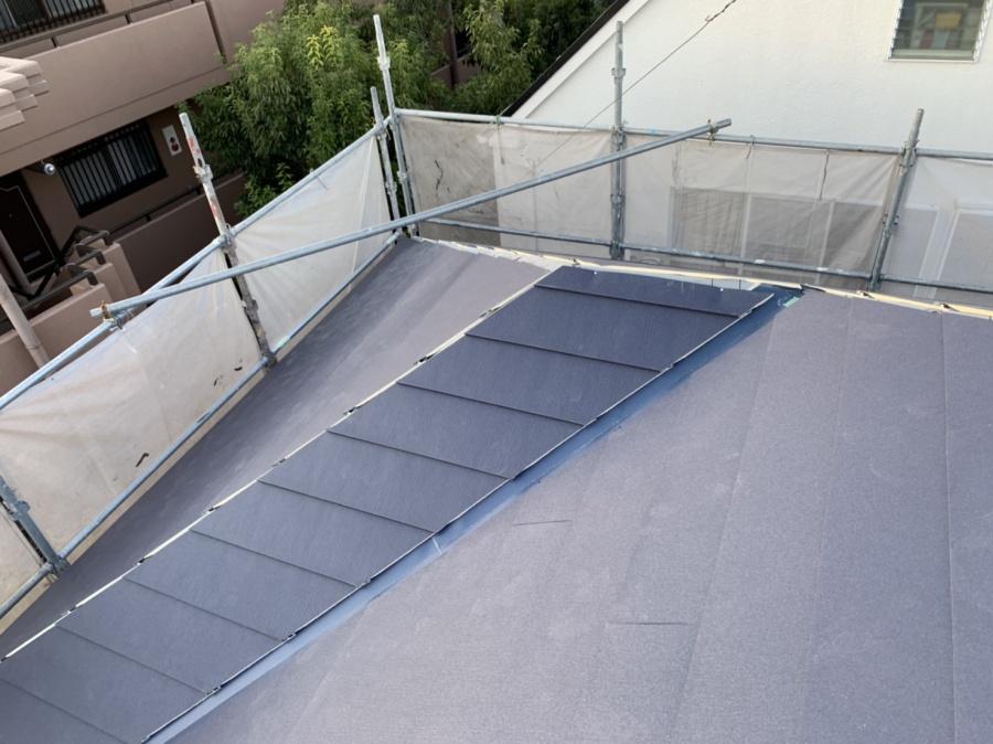 屋根カバー工事で屋根葺きしている様子