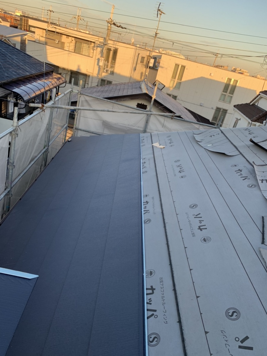 屋根カバー工事で屋根葺きしている様子