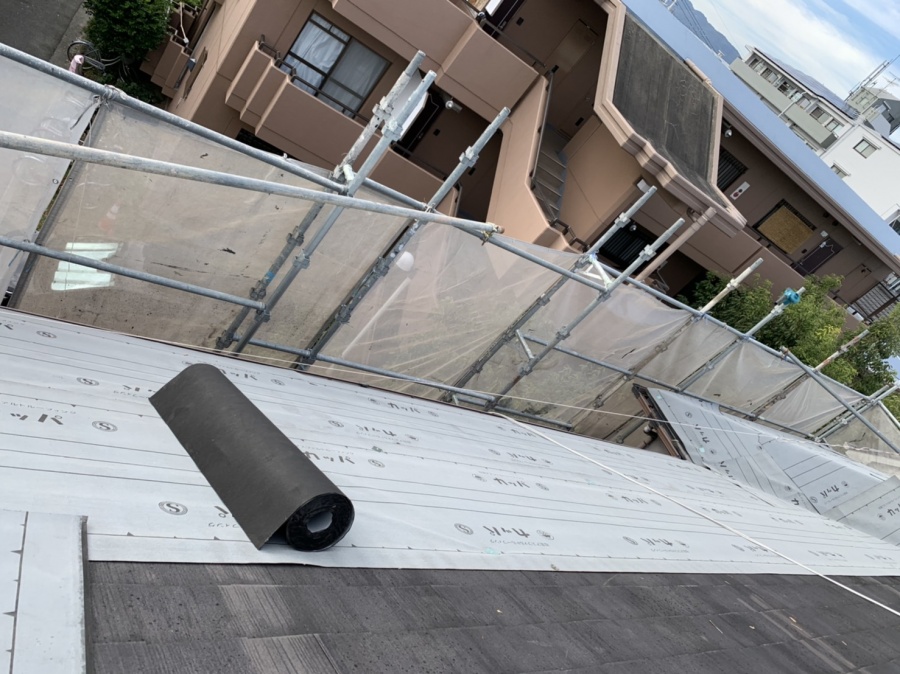 屋根カバー工事で防水シートを貼っている様子