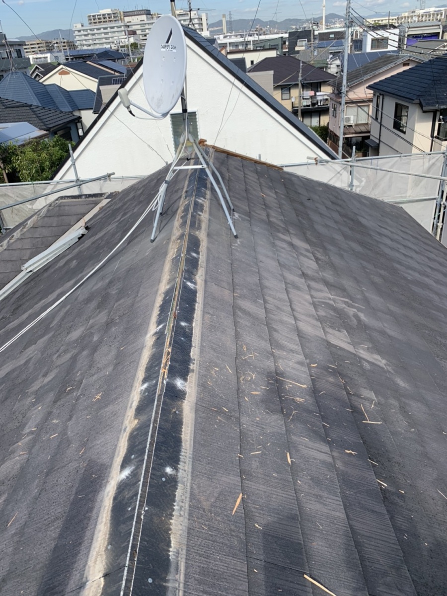屋根カバー工事で棟板金を撤去した様子