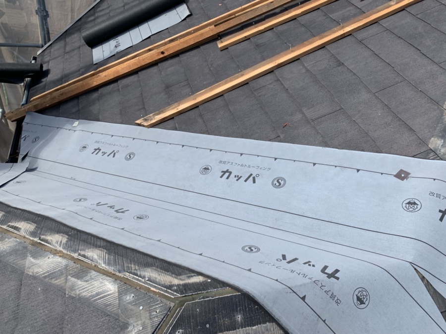 屋根カバー工事で防水シートを貼っている様子