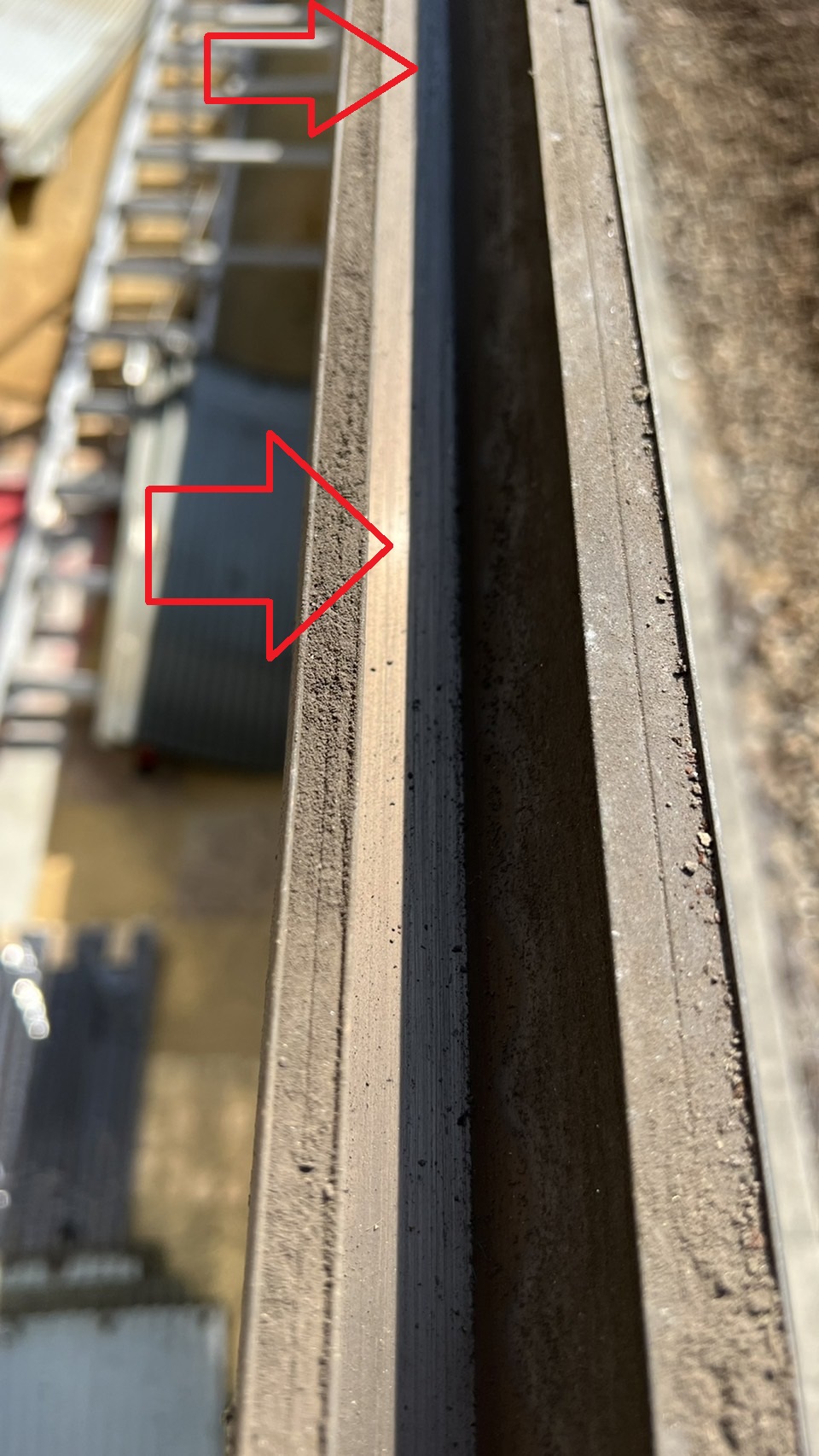 波板交換の撤去時に雨樋を清掃した様子