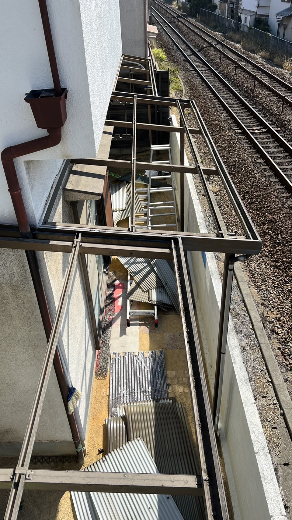 明石市での波板交換で既存の波板を全て撤去した様子