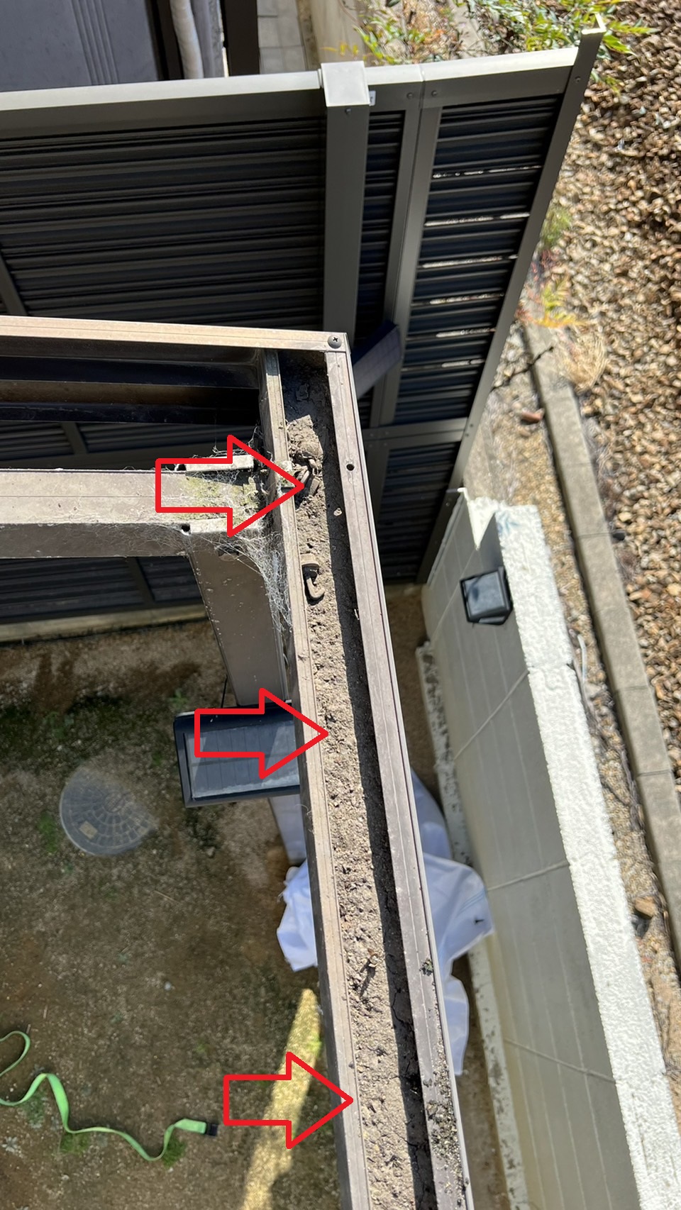 波板の雨樋に詰まっているごみ