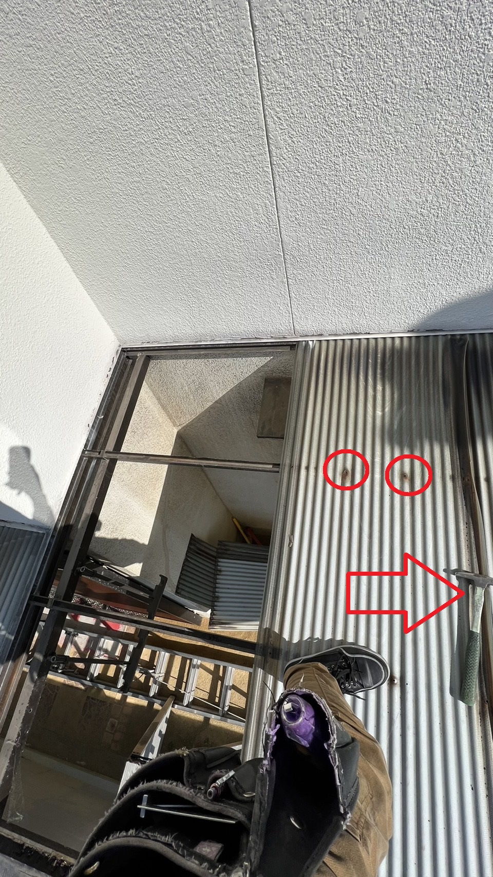 明石市での波板交換で既存の波板を撤去している様子