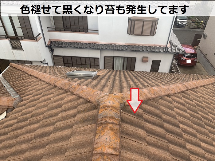 セメント瓦が色あせている様子