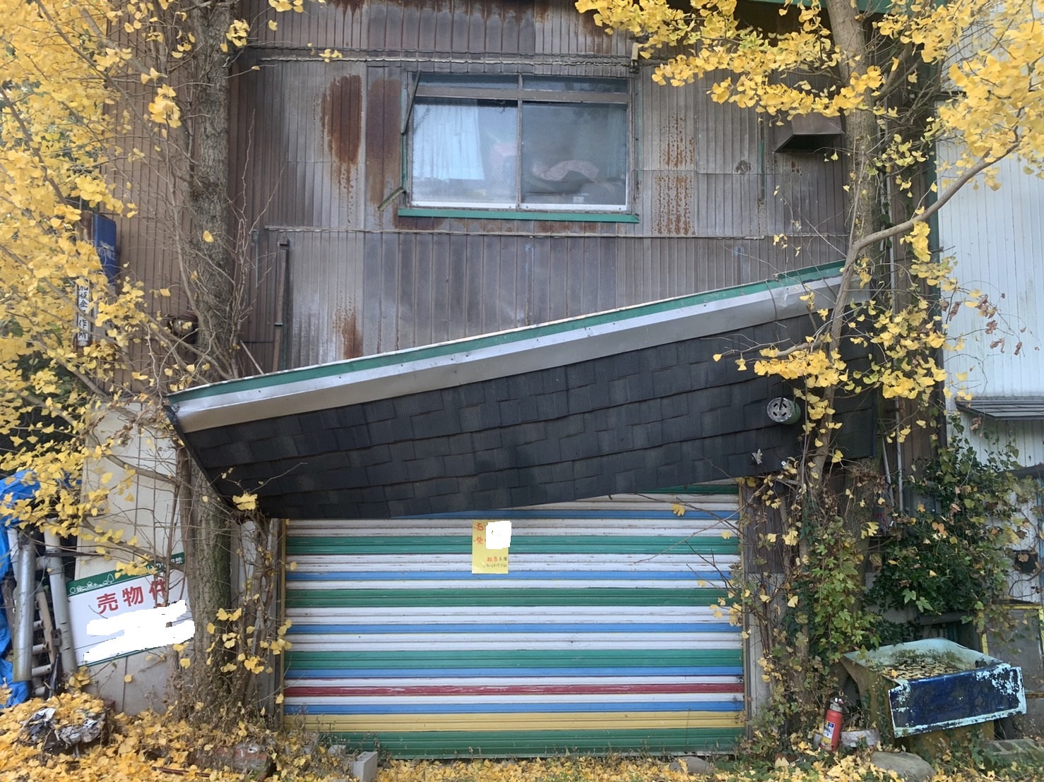 台風被害で庇屋根が倒壊している様子