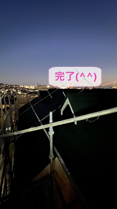 明石市で換気塔付きコロニアル屋根のカバー工事が完了した様子