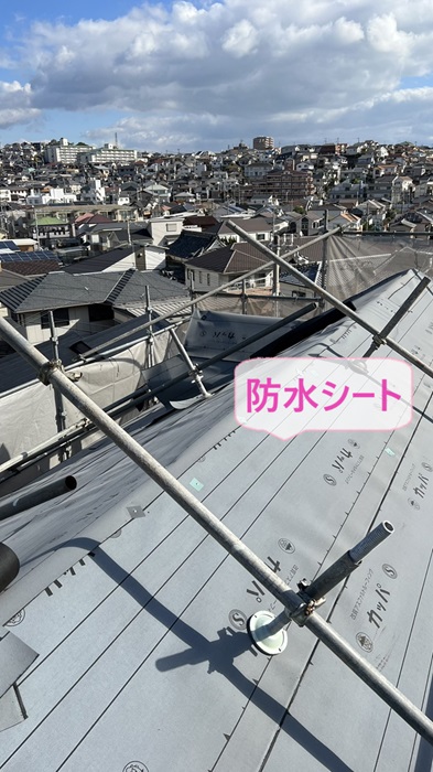 明石市でカバー工事するコロニアル屋根に防水シートを貼った様子