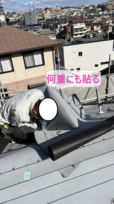 明石市のコロニアル屋根の換気塔まわりに防水シートと何重にも重ねて貼っている様子