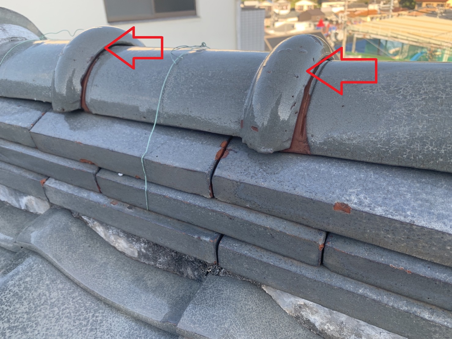 棟瓦のズレた様子