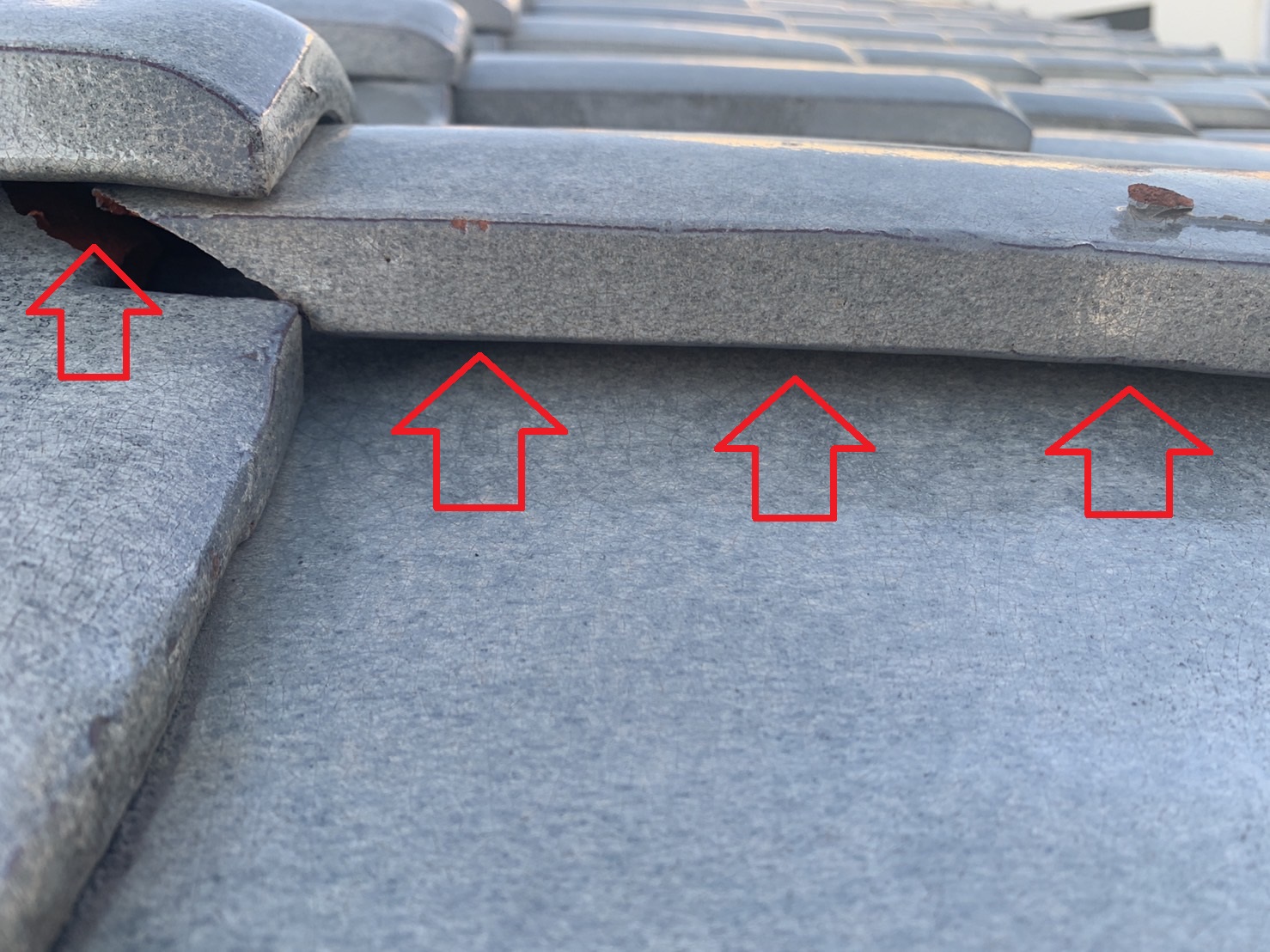 瓦屋根のすき間