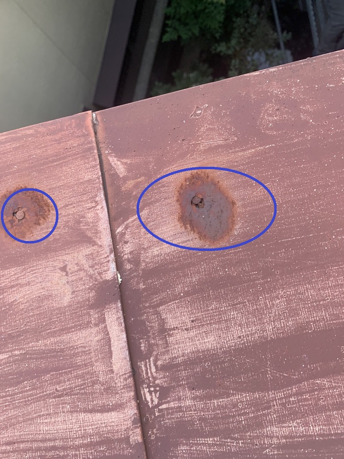 庇屋根が錆び付いて穴が開いている様子