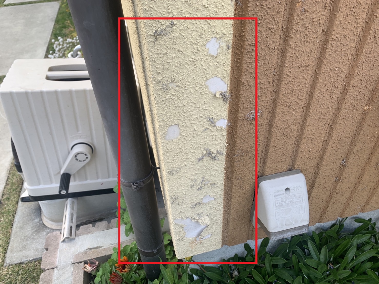 加古川市で外壁が剥がれている様子