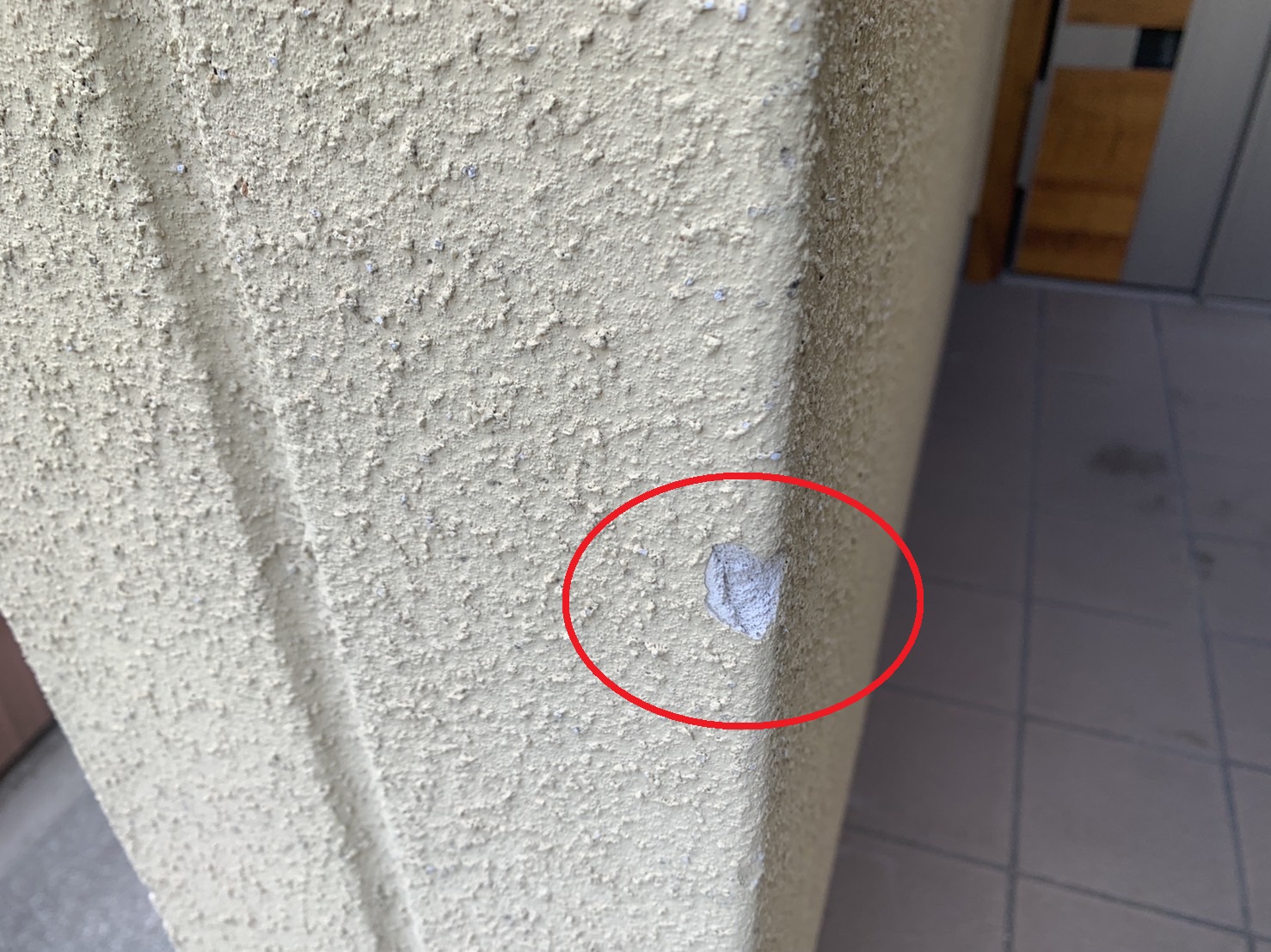 外壁に発生している欠損部分