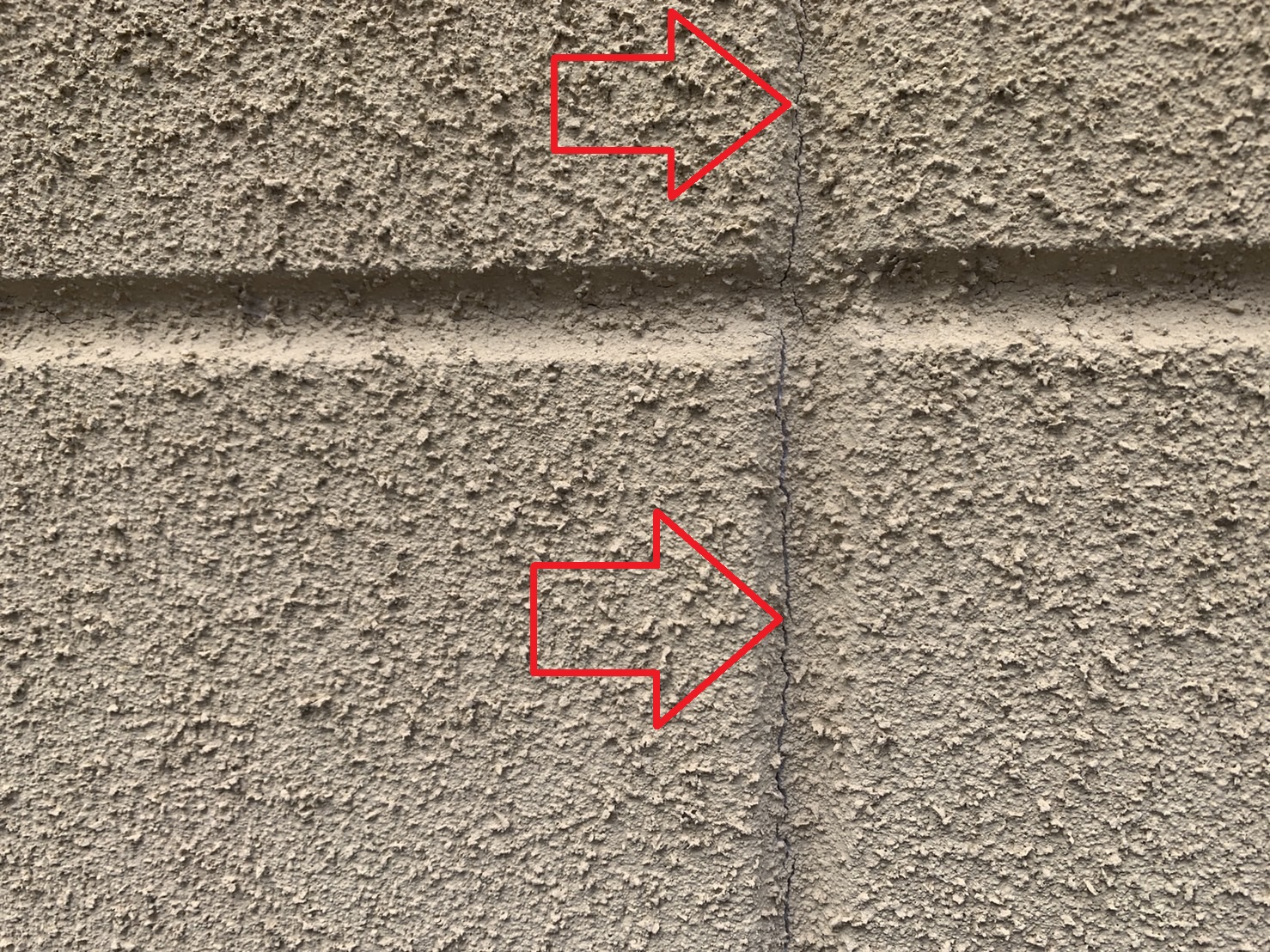 加古川市の外壁に発生しているひび割れ