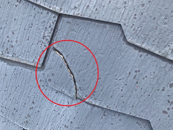 4年前に塗装したカラーベスト屋根がひび割れている様子