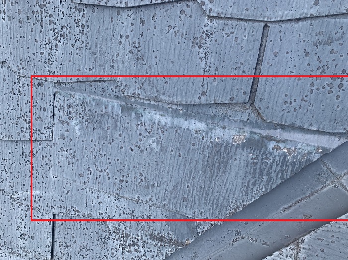 4年前に塗装したカラーベスト屋根がズレている様子