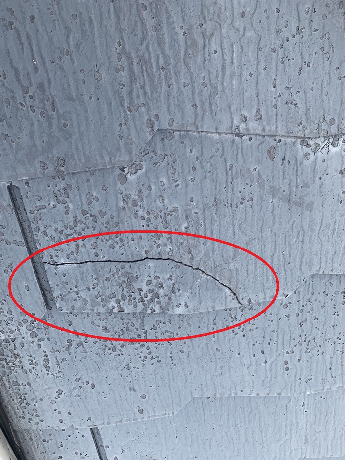 カラーベスト屋根の無料点検で発見した大きなひび割れ