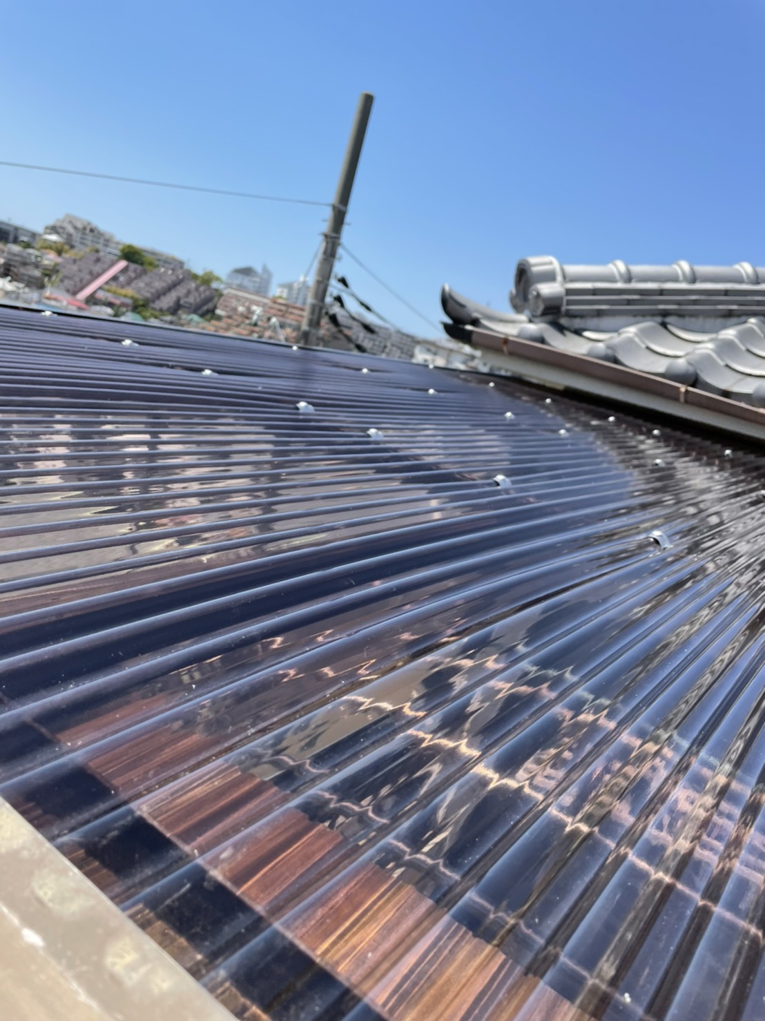 三田市での波板交換でポリカ波板を貼った様子