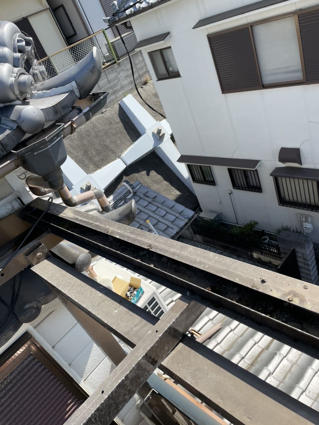 ベランダ屋根の雨樋をキレイに掃除した様子