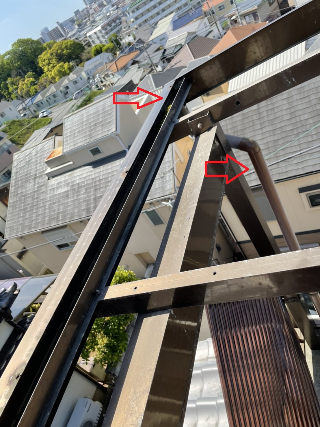 ベランダ屋根の雨樋の様子