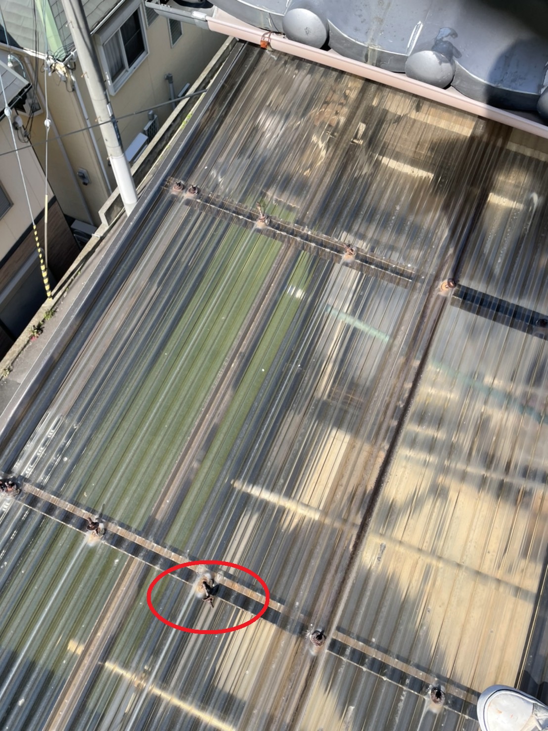 三田市でのベランダ屋根の波板に使用されていた鉄製のボルトが外れている様子