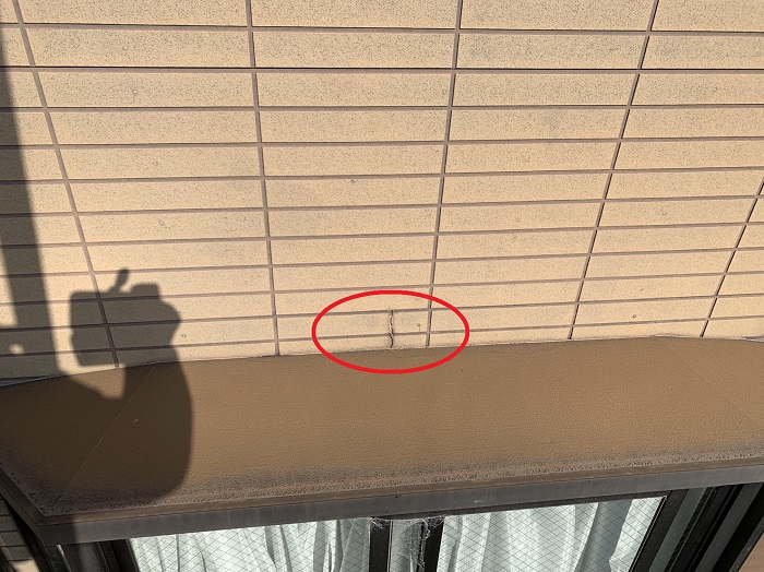 外壁がひび割れている様子