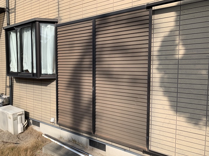 色あせている雨戸