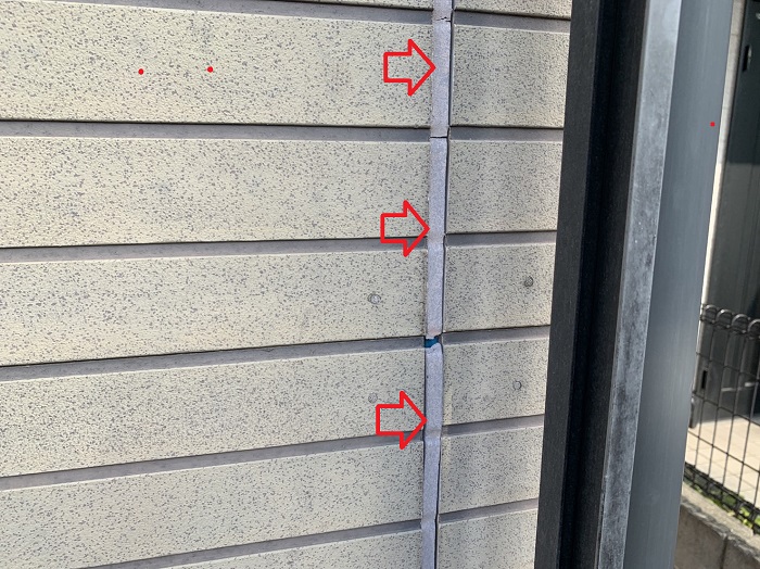 コーキングがひび割れている様子