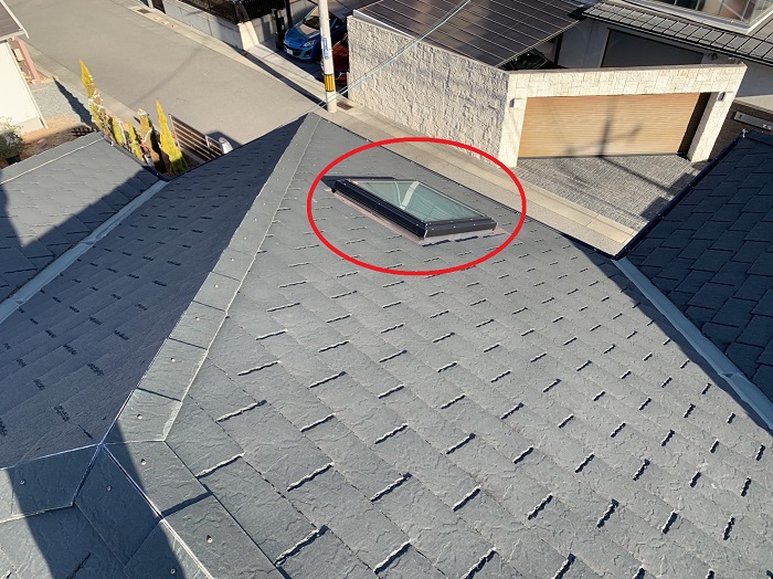 スレート屋根に設置されている天窓の様子