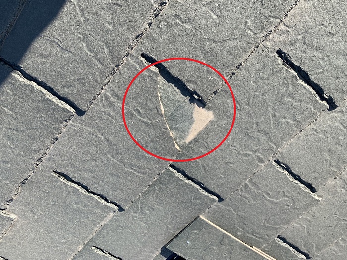 スレート屋根がひび割れている様子