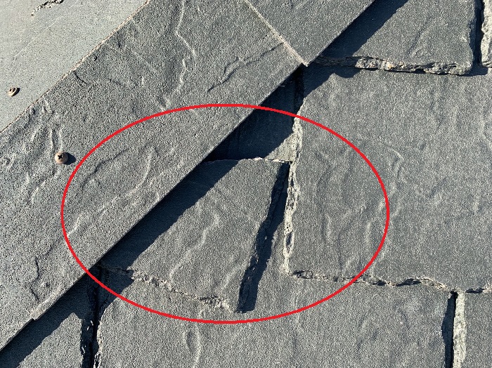 スレート屋根がズレ落ちている様子