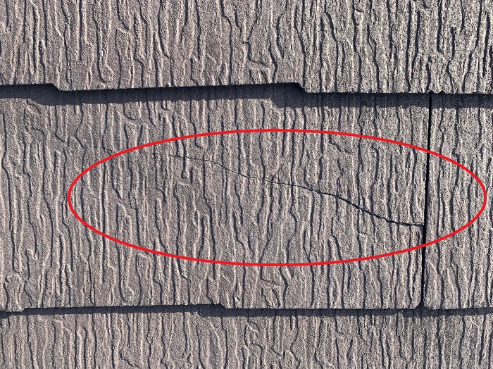 カラーベスト屋根がひび割れている様子