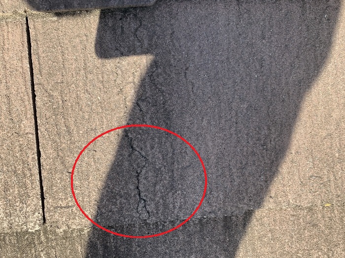 築10年でひび割れたカラーベスト屋根