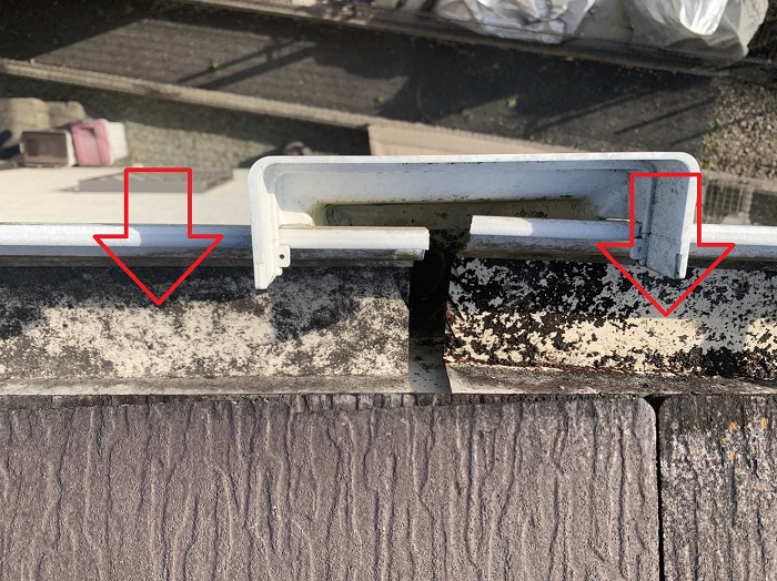 雨樋の中が汚れている様子