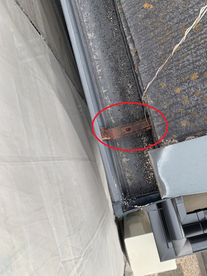 雨樋の固定金具が錆びている様子