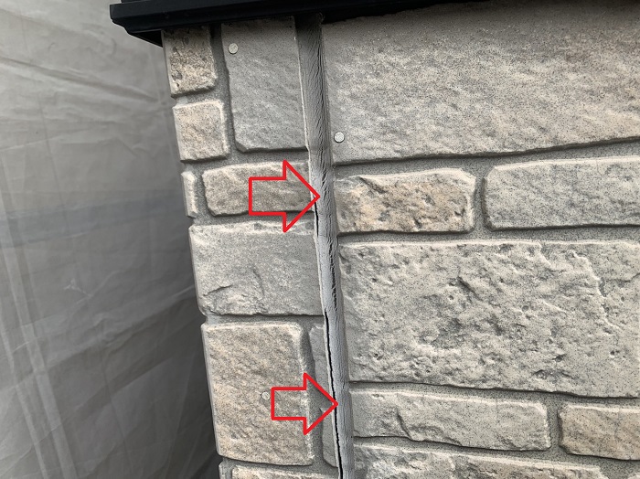 サイデイングの目地がひび割れている様子