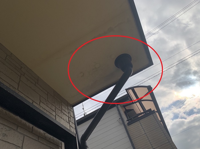 ベランダから雨漏りしてシミが出来ている様子