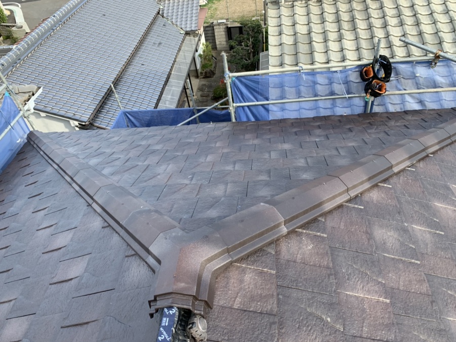 神戸市西区での屋根葺き替え工事で棟瓦を取り付けている様子