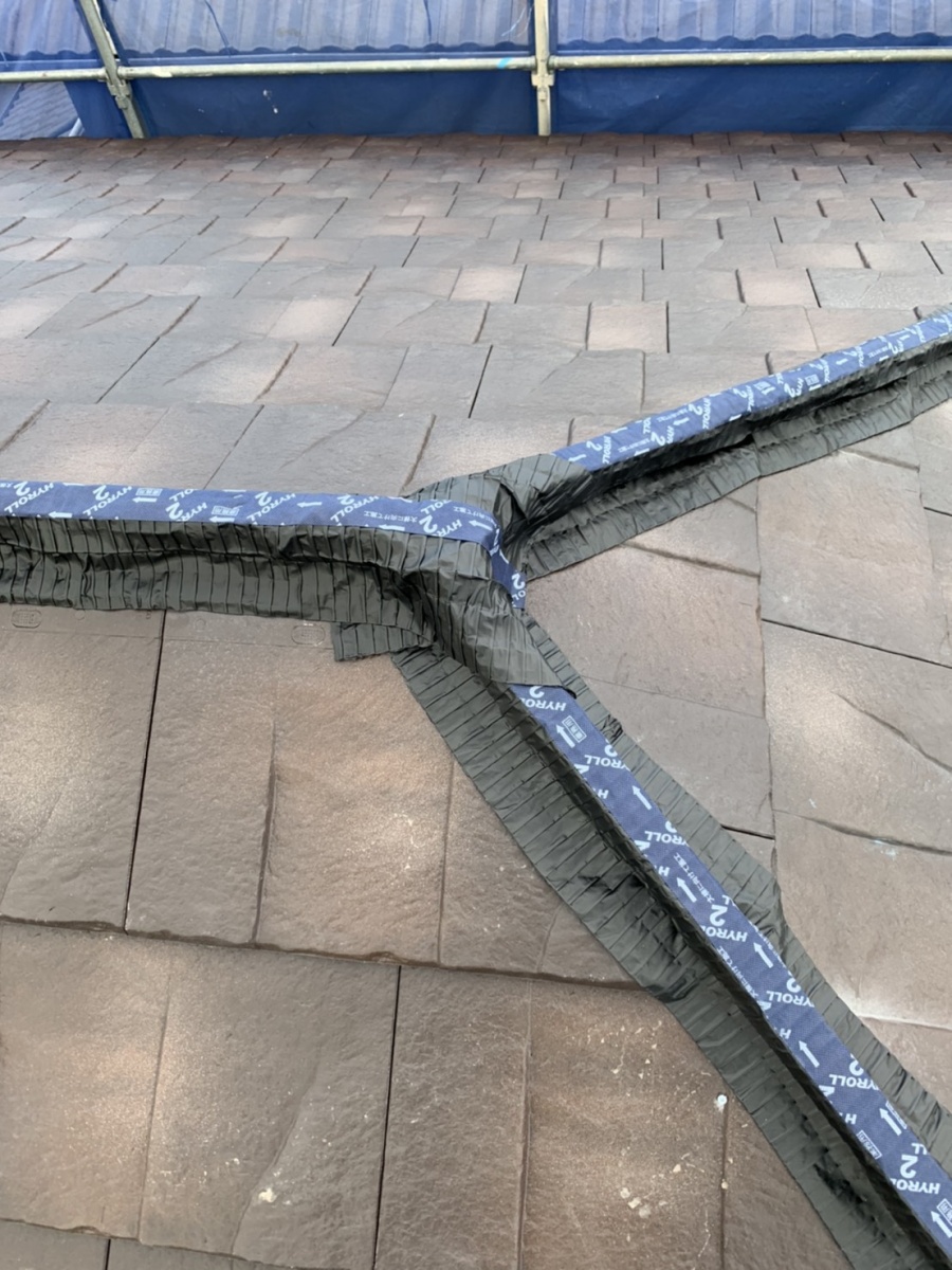 神戸市西区での屋根葺き替え工事で棟に面戸を取り付けている様子