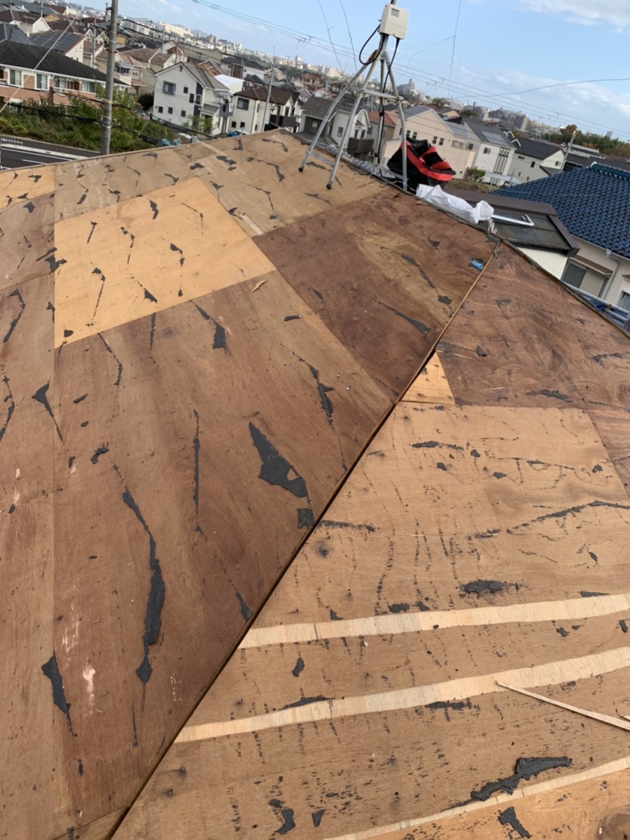 神戸市西区での屋根葺き替え工事で防水シートを撤去した様子