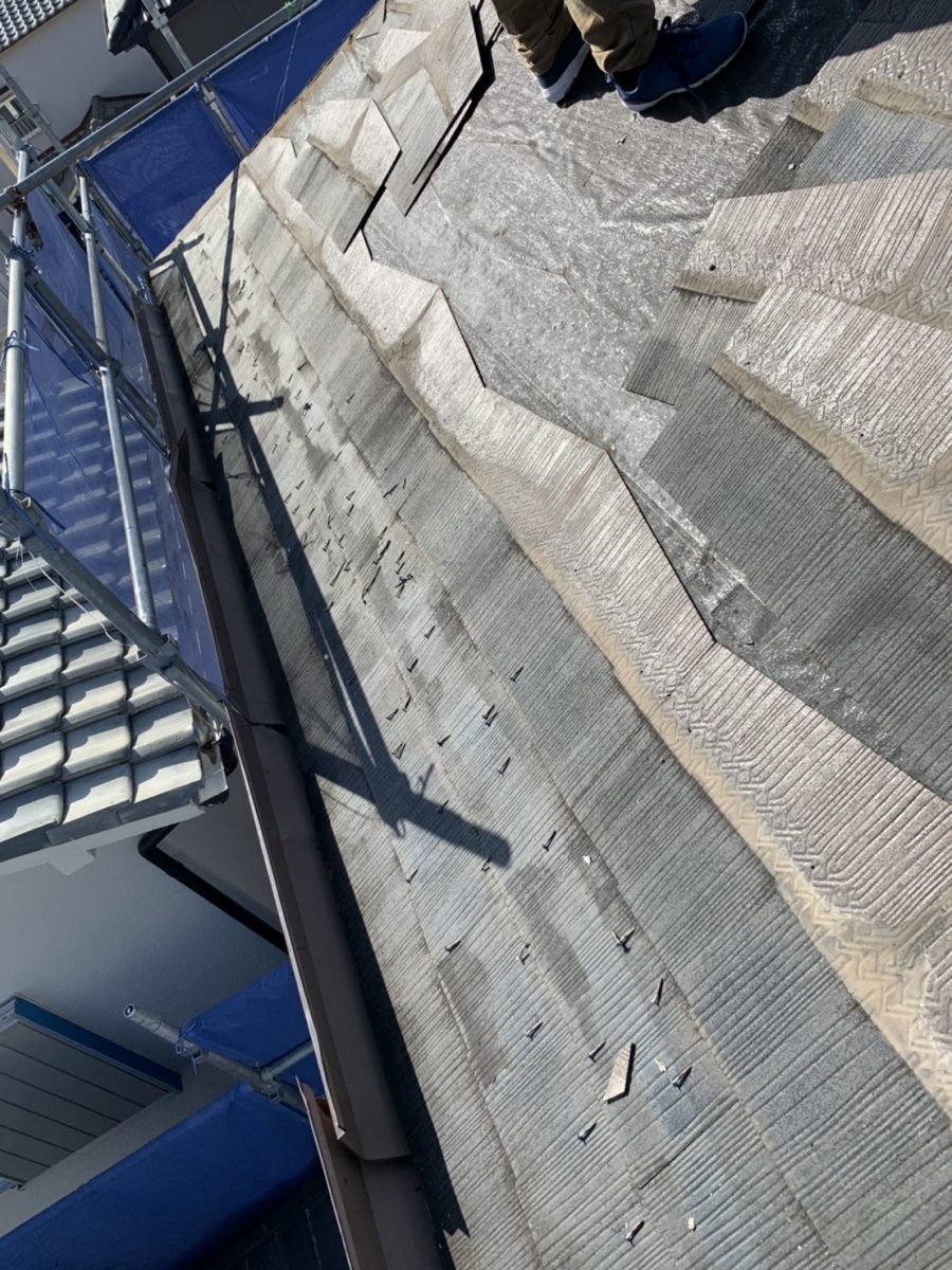 神戸市西区の屋根葺き替え工事でスレート屋根を撤去している様子